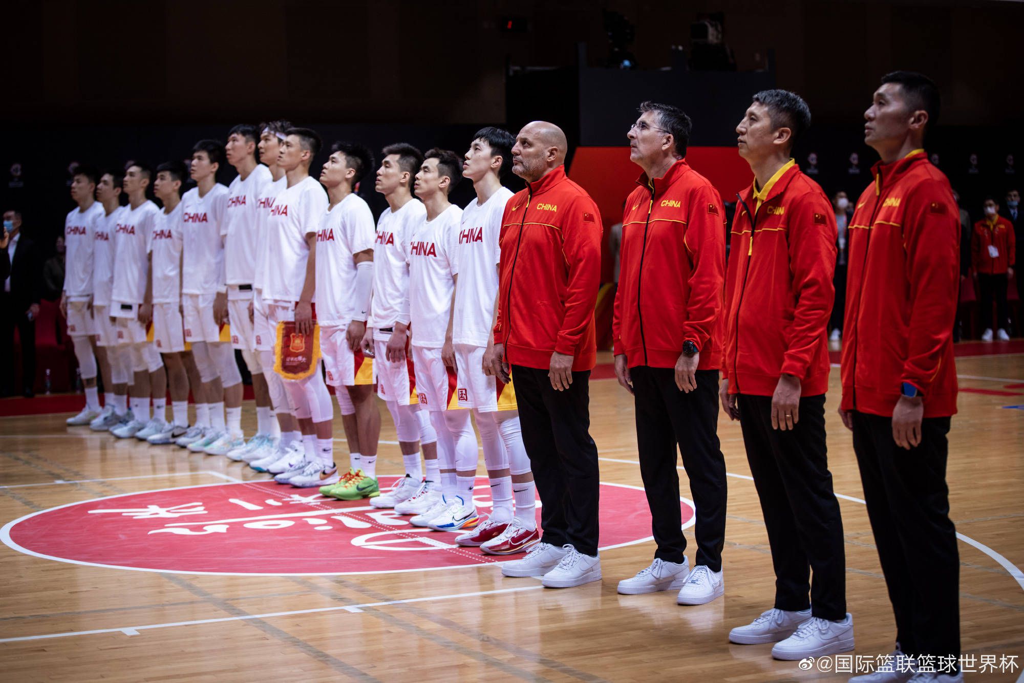 马卡：维尼修斯今天恢复个人训练 预计明年初西超杯才能回归马卡报的消息，此前受伤的维尼修斯今日已经恢复了个人训练。
